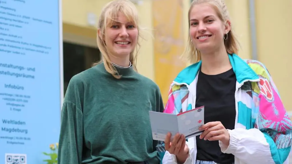 Die-Medizinstudentinnen-Janne-Dress-und-Ciara-Joos-vertreten-den-Verein-Medinetz-Magdeburg-e-V-im-Einewelthaus