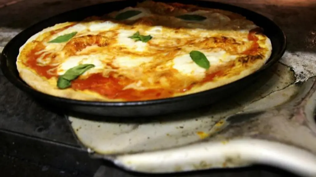 Eine-Pizza-wird-zubereitet