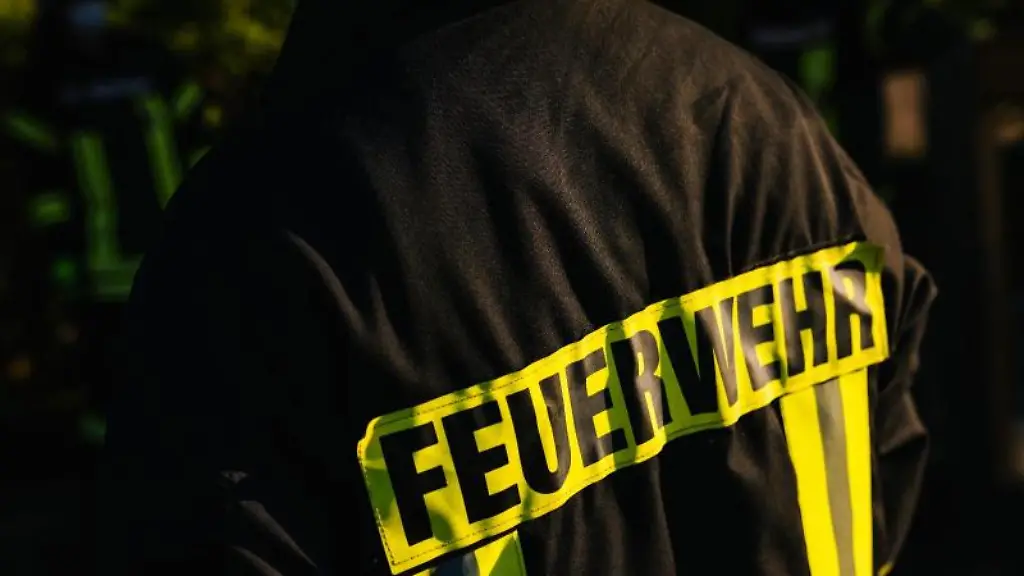 Ein-Feuerwehrmann-in-Schutzkleidung