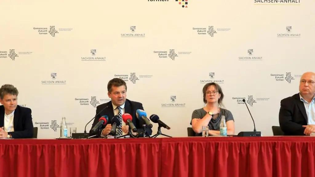 Lydia-Hueskens-FDP-l-r-Sven-Schulze-CDU-sowie-Juliane-Kleemann-und-Andreas-Schmidt-beide-SPD-bei-einem-Termin