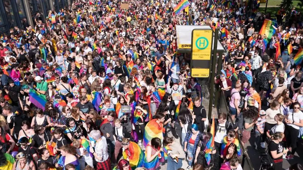 Teilnehmer-einer-Demonstration-zum-Abschluss-der-Aktionswoche-zum-Christopher-Street-Day-CSD-stehen-am-Rosa-Luxemburg-Platz