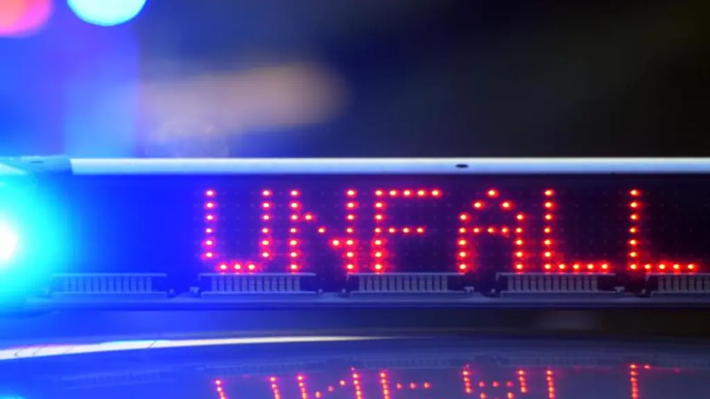 Auf-einem-Polizeifahrzeug-warnt-eine-Leuchtschrift-vor-einer-Unfallstelle