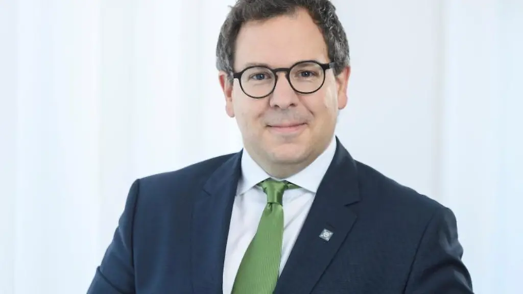 Dr-Christian-Hoeftberger-schaut-in-die-Kamera