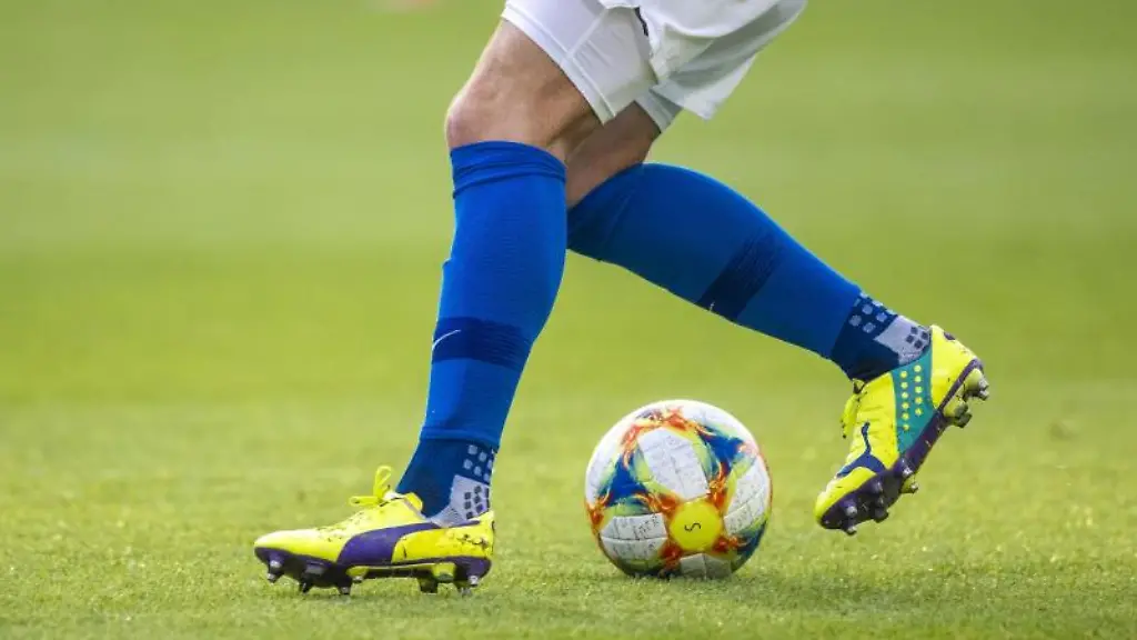 Ein-Fussballspieler-spielt-den-Ball