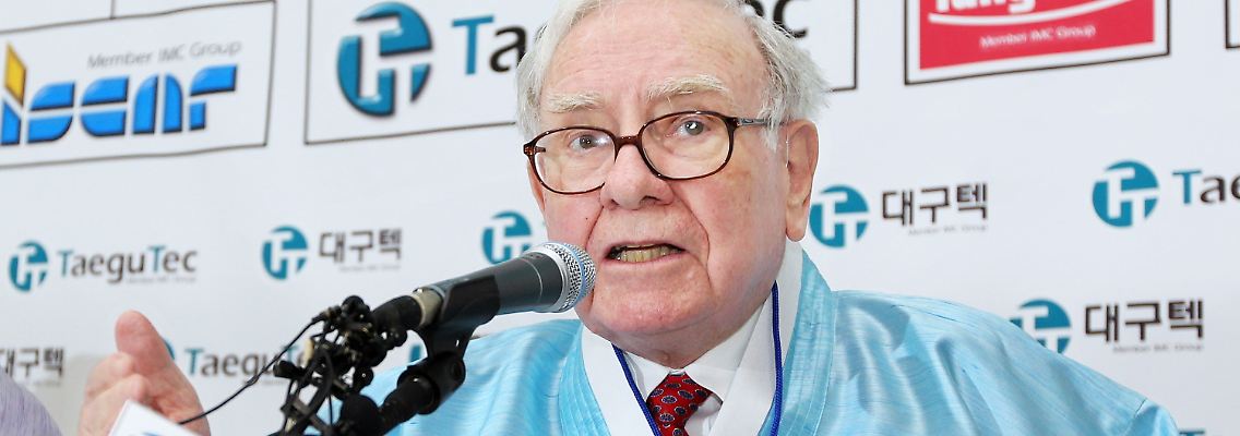 Zu Besuch in Südkorea: Warren Buffett in Landestracht.