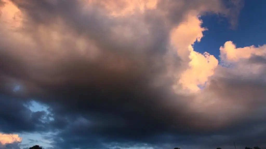 Wolken-leuchten-im-Abendlicht