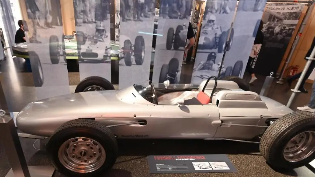 Ein-Formel-1-Rennwagen-von-Porsche-aus-dem-Jahr-1962-steht-im-Stadtpalais-in-Stuttgart