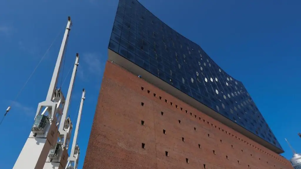 Der-blaue-Himmel-spiegelt-sich-in-der-Glasverkleidung-der-Elbphilharmonie