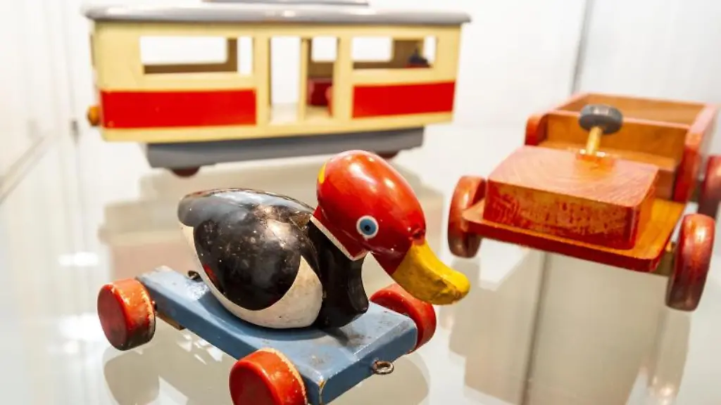 Eine-Spielzeugente-eine-Strassenbahn-und-ein-Auto-aus-Holz-werden-in-Most-ausgestellt