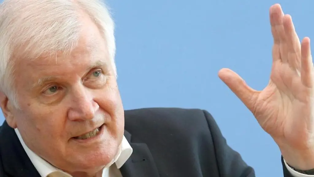 Bundesinnenminister-Horst-Seehofer-in-Berlin