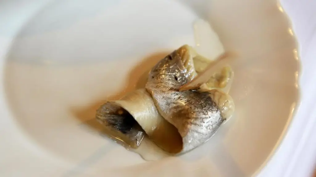 Bismarckhering-liegt-auf-einem-Teller