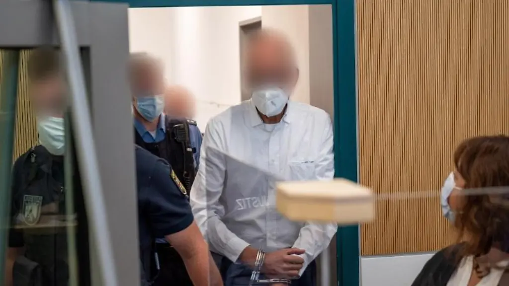 Der-Angeklagte-2-v-r-wird-in-den-Gerichtssaal-im-Landgericht-Trier-gefuehrt