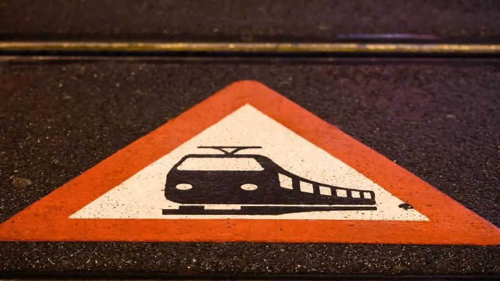 Ein-Strassenbahn-Warnhinweis-ist-an-der-U-Bahnhaltestelle-Hauptbahnhof-angebracht