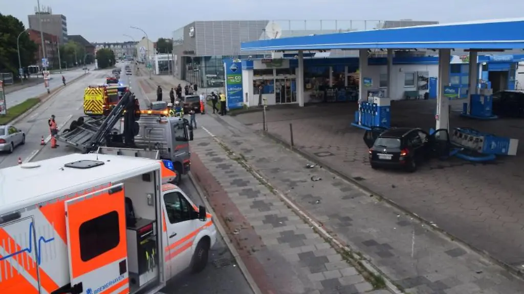Ein-Autofahrer-ist-mit-einem-anderen-Autofahrer-in-eine-Tankstelle-gekracht