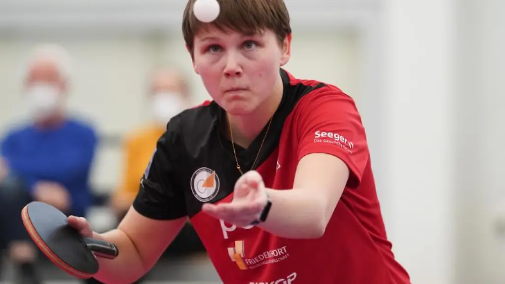 Nina-Mittelham-schlaegt-den-Ball