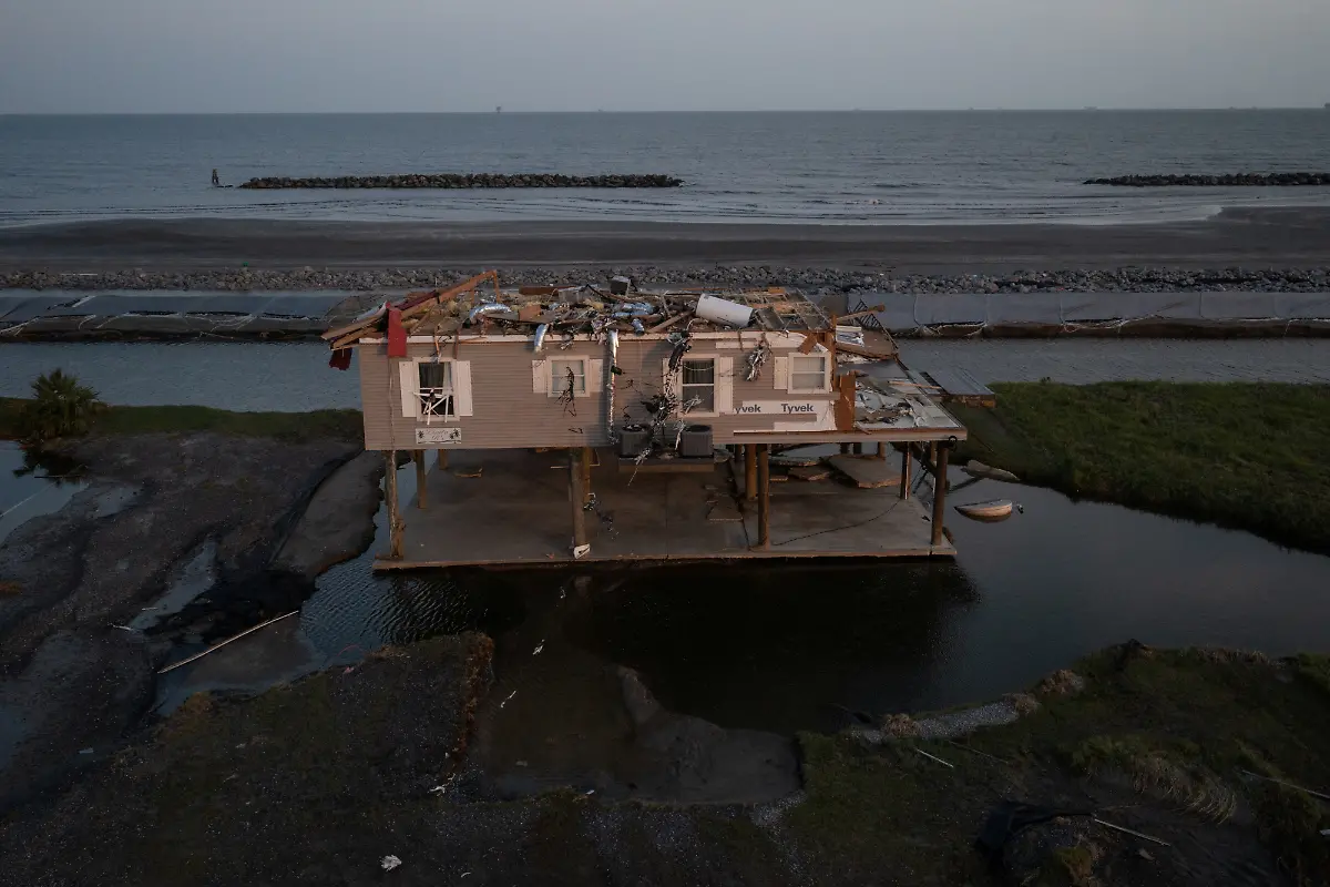 2021-09-03T022500Z-1120213208-RC2UHP9L88PP-RTRMADP-3-STORM-IDA