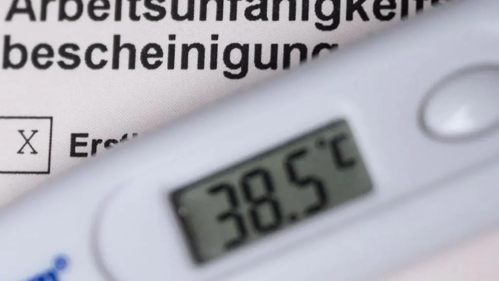 Ein-Fieberthermometer-liegt-auf-einer-Arbeitsunfaehigkeitsbescheinigung