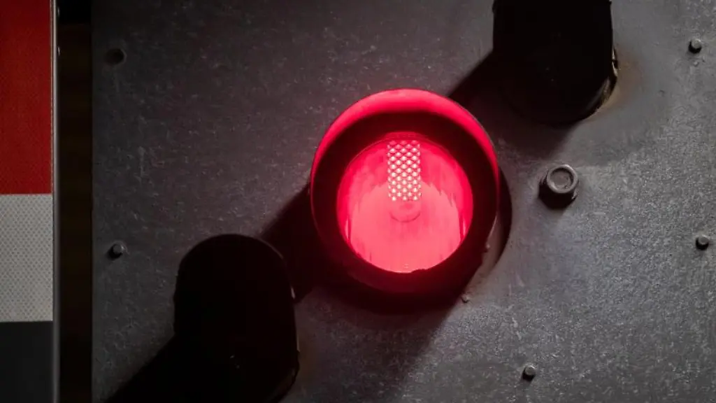 Ein-Signal-am-Bahnhof-Berlin-Lichtenberg-leuchtet-rot