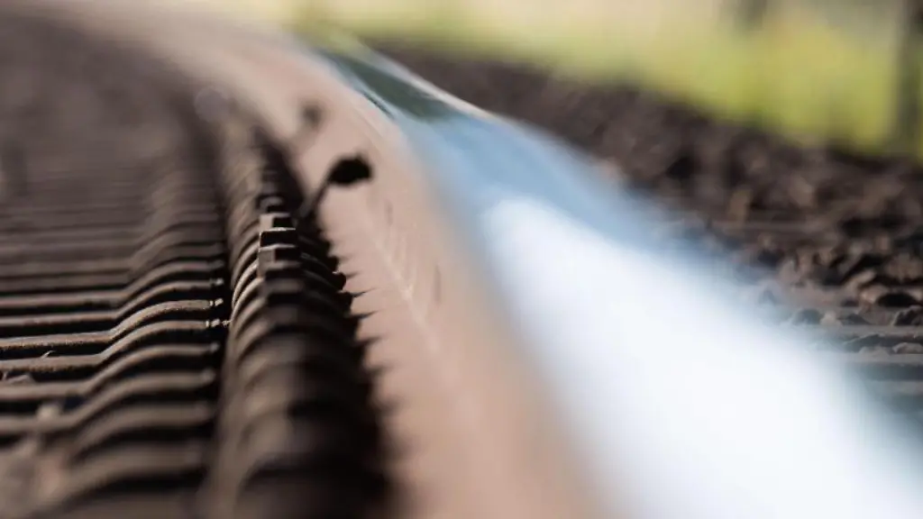 Gleise-liegen-im-Gleisbett-auf-der-Bahnstrecke