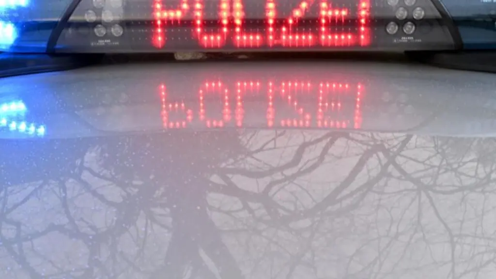 Die-Schriftzug-Polizei-leuchtet-auf-dem-Dach-eines-Streifenwagens-der-Polizei