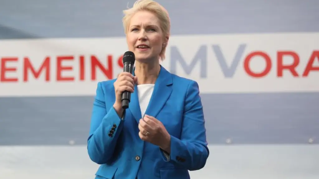 Manuela-Schwesig-Ministerpraesidentin-und-SPD-Spitzenkandidatin-fuer-Mecklenburg-Vorpommern-spricht