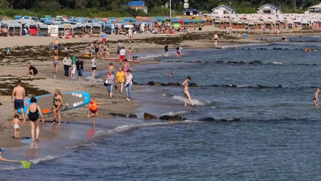 Urlauber-geniessen-das-Wetter-am-Ostseeufer