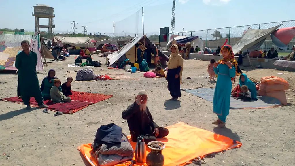 Sie-haben-es-noch-geschafft-bevor-die-Grenzen-zu-Pakistan-geschlossen-wurden-afghanische-Familien-in-der-suedpakistanischen-Grenzstadt-Chaman