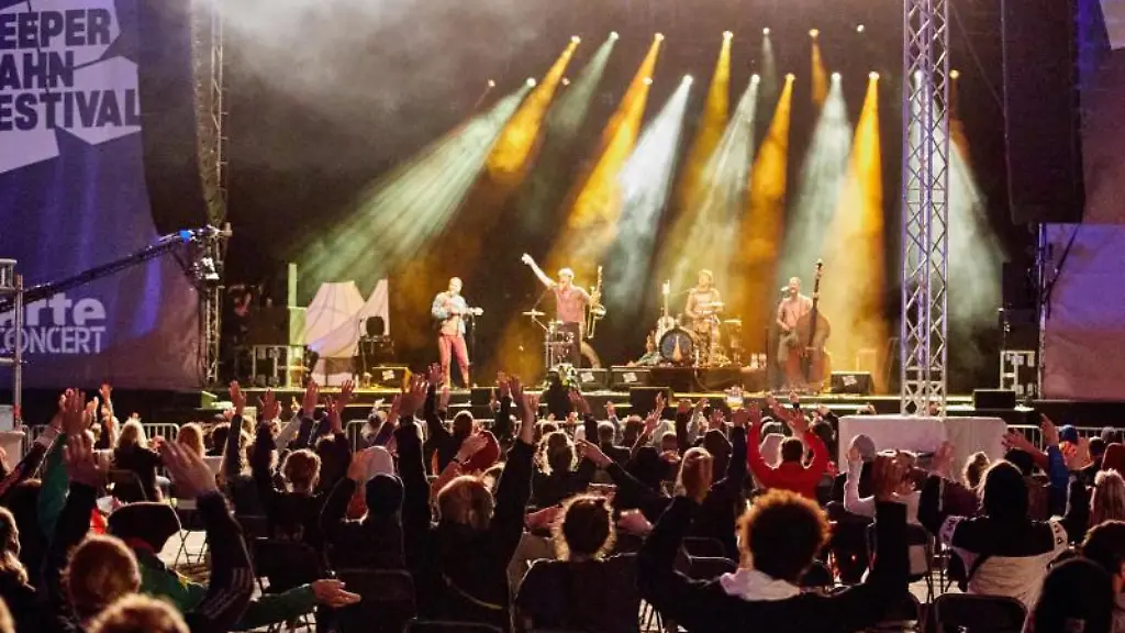 Die-Folk-und-Pop-Band-Bukahara-stehen-2020-im-Rahmen-des-Reeperbahn-Festivals-auf-der-Buehne