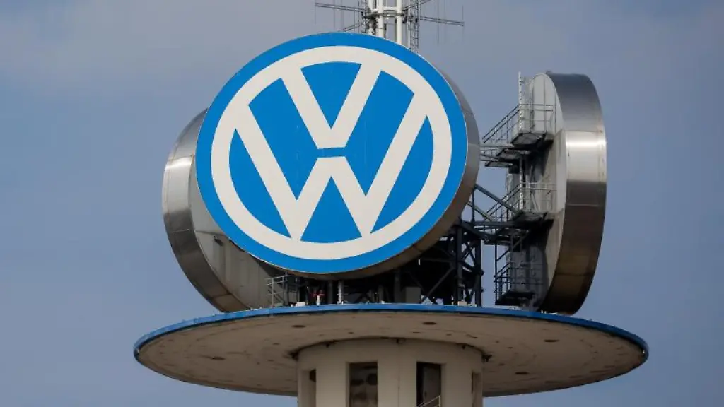 Das-Logo-des-Automobilherstellers-Volkswagen-ist-am-VW-Tower-in-Hannover-zu-sehen