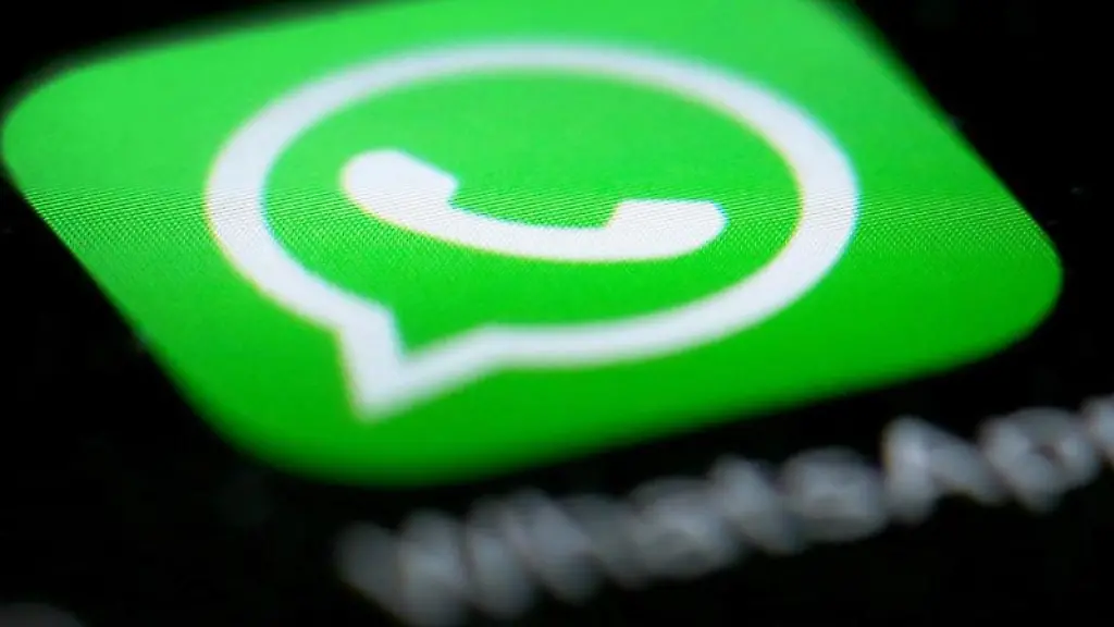 Das-Logo-der-Messenger-App-WhatsApp-ist-auf-dem-Display-eines-Smartphones-zu-sehen