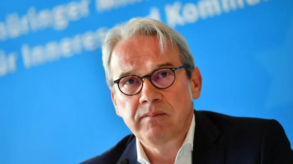 Georg-Maier-SPD-Innenminister-von-Thueringen-stellt-den-Brand-und-Katastrophenschutzbericht-vor