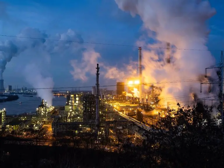 Qualm-steigt-aus-den-Schornsteinen-eines-Stahlwerkes-in-Duisburg