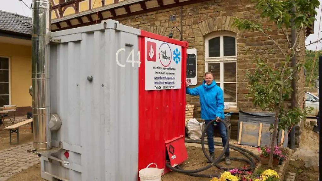 Mitglied-des-Krisenstabs-Thomas-Laux-steht-neben-einem-mobilen-Heizungssystem