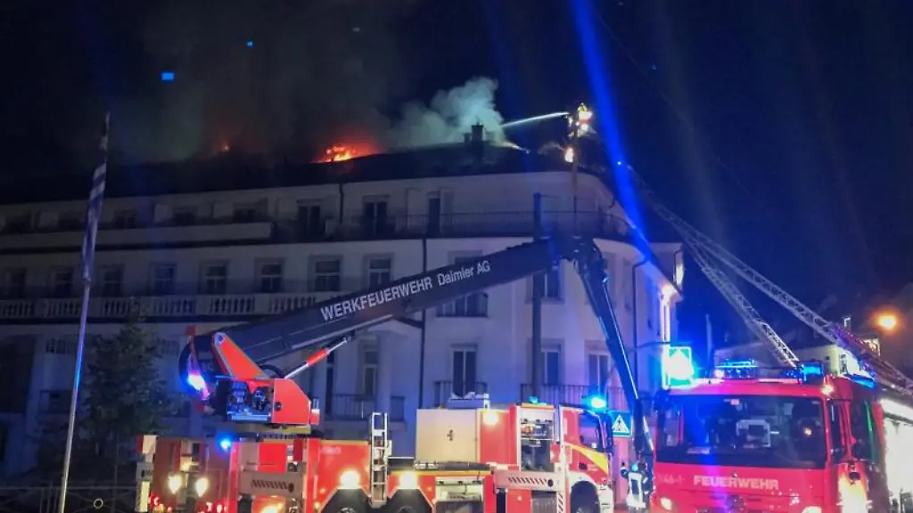 Die-Feuerwehr-loescht-von-Drehleitern-aus-das-Hotel-Badischer-Hof
