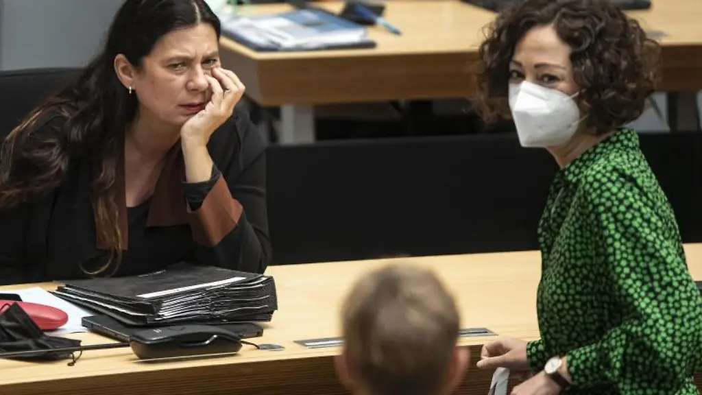 Bildungssenatorin-Sandra-Scheeres-l-und-Wirtschaftssenatorin-Ramona-Pop-im-Abgeordnetenhaus