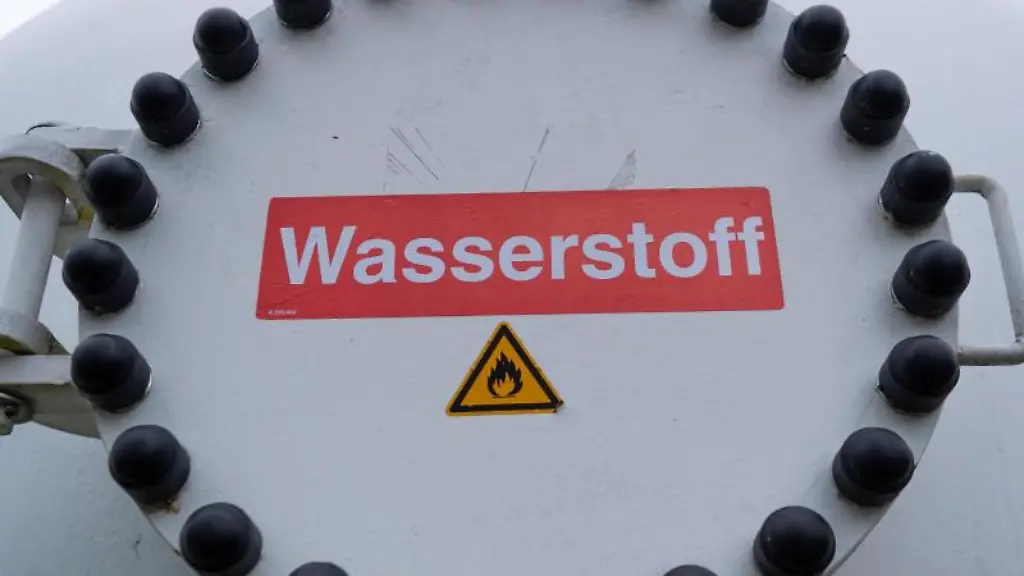 Auf-einem-grossen-Speicher-ist-die-Aufschrift-Wasserstoff-zu-lesen