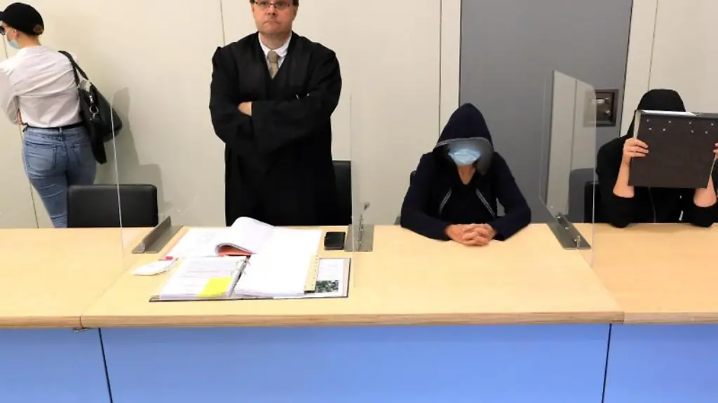 Die-drei-verurteilten-Frauen-im-Saal-1-im-Amtsgericht-zusammen-mit-einem-Anwalt