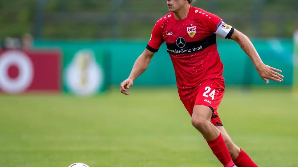 Stuttgarts-Borna-Sosa-laeuft-mit-dem-Ball-ueber-das-Spielfeld