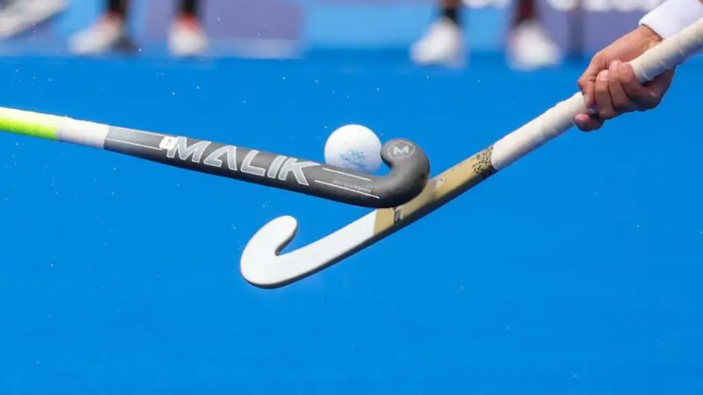 Zwei-Hockeyspieler-kaempfen-um-den-Ball