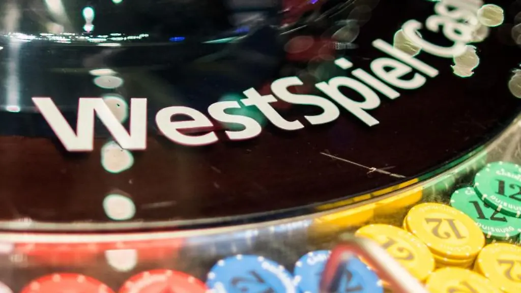 Schriftzug-der-Casino-Gesellschaft-Westspiel-auf-der-Abdeckung-eines-Roulettes