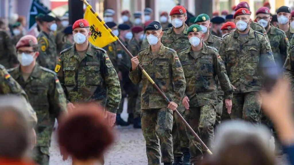 Soldaten-der-3-Inspektion-der-Unteroffiziersschule-des-Heeres-marschieren-auf-den-Marktplatz-Bitterfeld