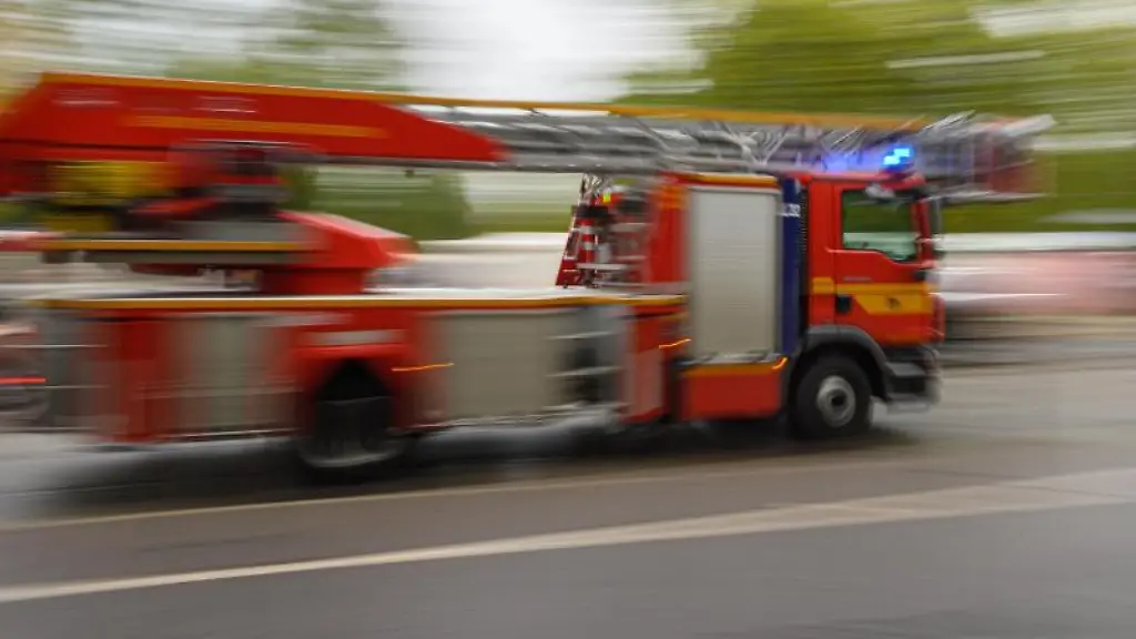 Ein-Feuerwehrfahrzeug-faehrt-zu-einem-Einsatz