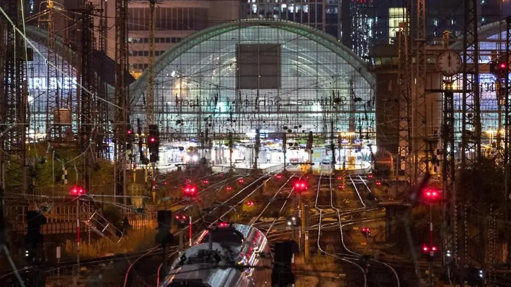 Ein-ICE-steht-waehrend-eines-Lokfuehrer-Streiks-vor-dem-Frankfurter-Hauptbahnhof