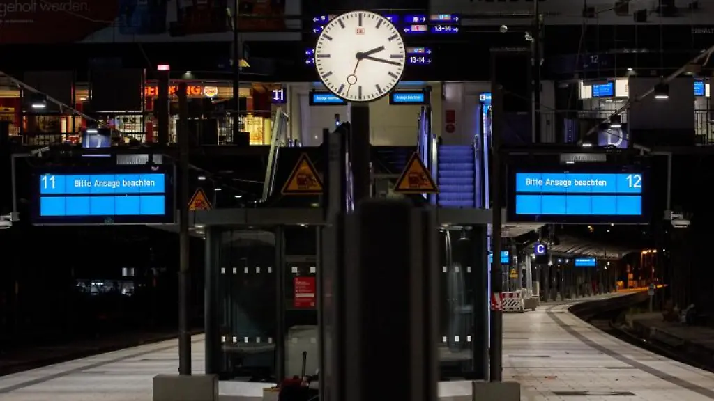 Der-Hinweis-Bitte-Ansage-beachten-steht-am-Hamburger-Hauptbahnhof-auf-zwei-Anzeigentafeln-am-Bahnsteig