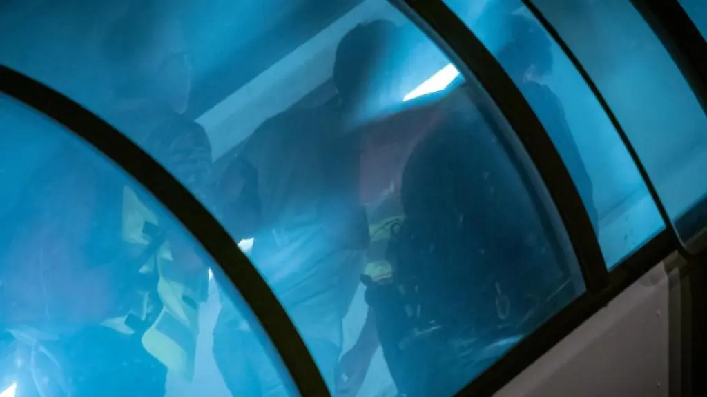 Polizeibeamte-begleiten-einen-auslaendischen-Staatsbuerger-an-einem-Flughafen-in-ein-Charterflugzeug