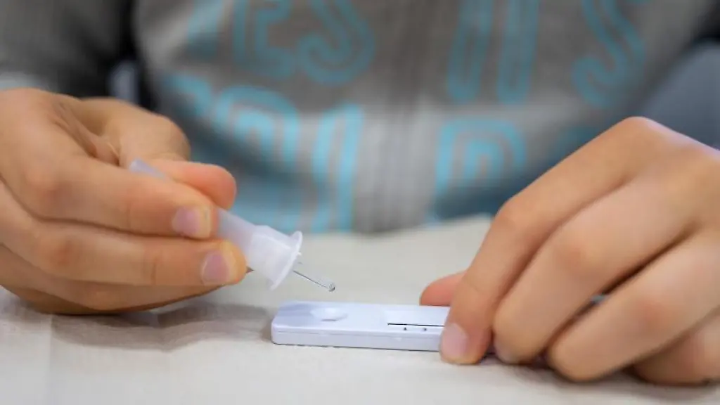 Ein-Schueler-macht-einen-Corona-Schnelltest