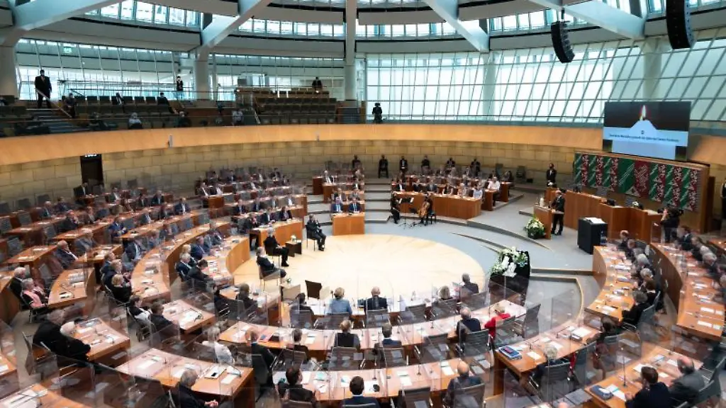 Abgeordnete-nehmen-an-einer-Landtagsdebatte-teil