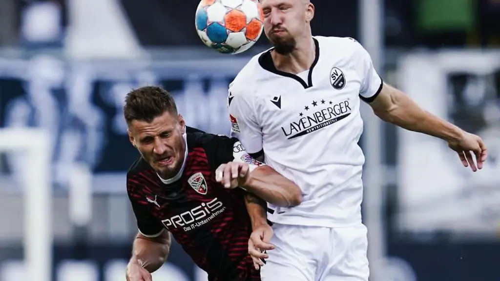 Ingolstadts-Stefan-Kutschke-l-und-Sandhausens-Janik-Bachmann-kaempfen-um-den-Ball