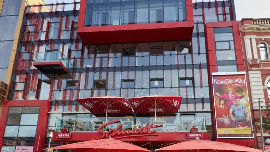 Gaeste-sitzen-vor-dem-Schmidt-Theater-in-Hamburg