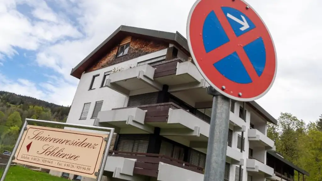 Ein-Schild-mit-der-Aufschrift-Seniorenresidenz-Schliersee-steht-vor-der-Einrichtung